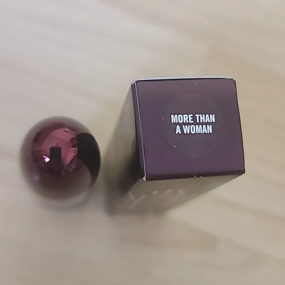 MAC Aaliyah Lipstick" More Than a Woman - Cool deep red" LIMITED EDITION - Picture 7 of 7